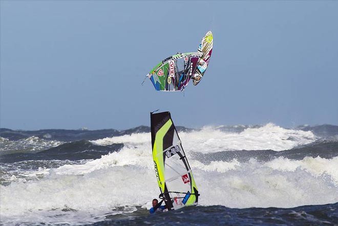 Brawzinho double loop - PWA KIA Cold Hawaii World Cup 2011 Day 4 © PWA World Tour http://www.pwaworldtour.com